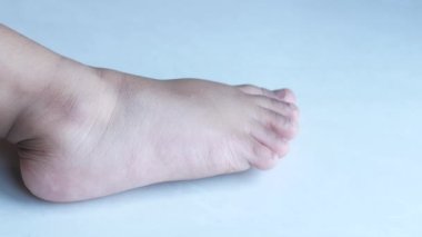 Yataktaki kuru çocuk ayaklarını kapat.