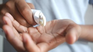 Antibiyotik kremi süren bir adam.