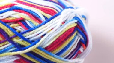 Renkli ipliğin yakın çekim görüntüsü .