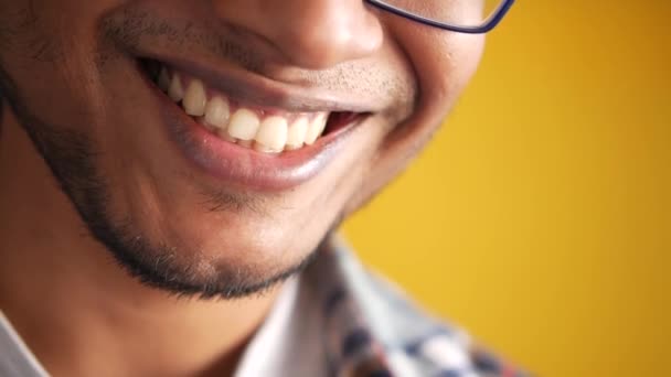 若い男オープンマウント彼の歯をチェック — ストック動画