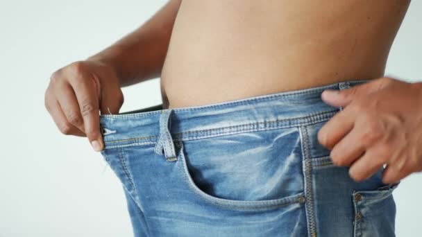 Hommes Mettre Jeans Montrant Perte Poids — Video