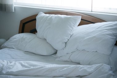 Sabahın köründe dağınık yatak, uyandıktan sonra dağınık yatak. .