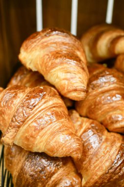 Bir yığın taze kruvasan. ,