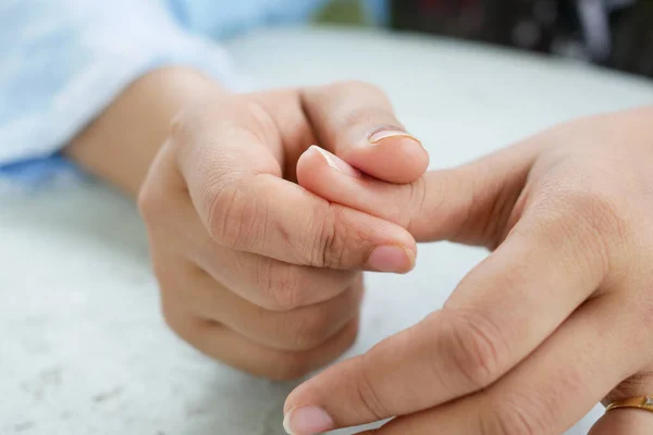 Frauen Leiden Unter Schmerzen Daumenfinger Aus Nächster Nähe — Stockfoto