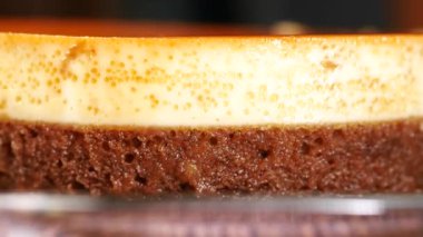  Masadaki tabakta karamel kremalı puding. ,