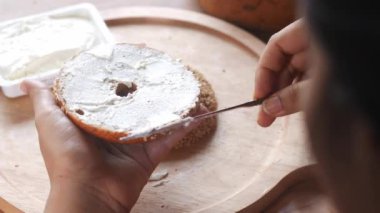 Peynir kreması taze ekmeğe sürülmüş. .