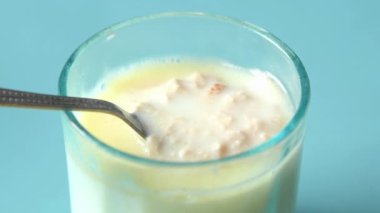 Masada bir bardak krema var. , 