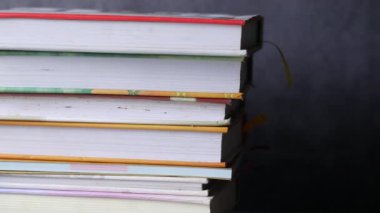 Tahta masadaki kitap yığını. .