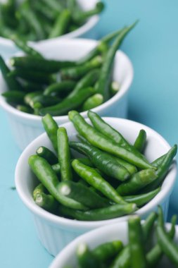 Bir kabın içinde dizilmiş yeşil biber. .