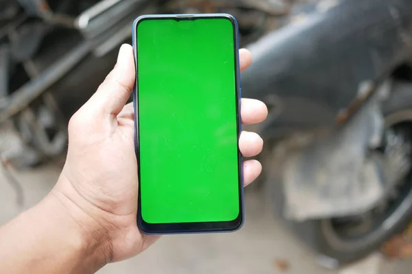 Mann Benutzt Smartphone Mit Grünem Bildschirm Für Autoservice — Stockfoto