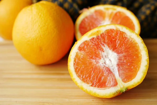 그릇에 오렌지 열매를 — 스톡 사진