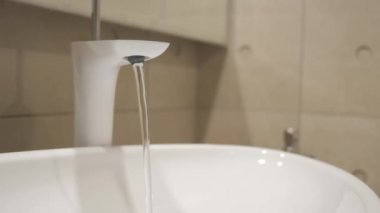 Musluktan akan su ağır çekimde .