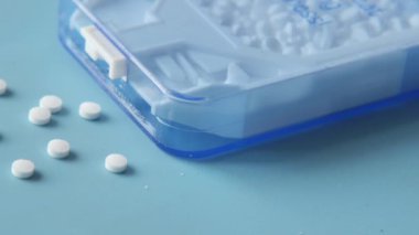 Masadaki yapay tatlandırıcı kabı .