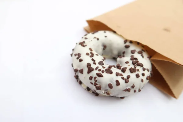 Schokoladen Donuts Einer Papierschachtel Auf Weiß — Stockfoto