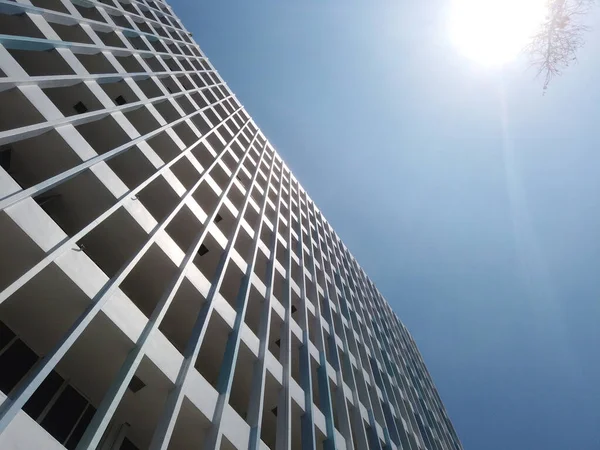 Nízký Úhel Pohledu Obytné Budovy Singapuru Proti Modré Obloze — Stock fotografie