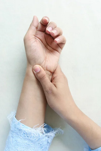 Junge Frauen Leiden Unter Schmerzen Handgelenk — Stockfoto