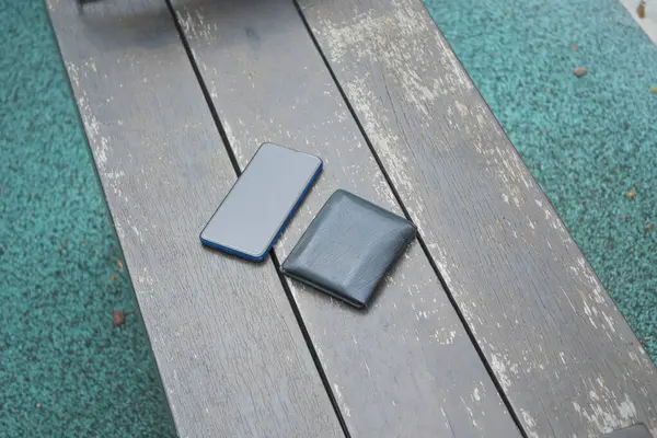 Left Wallet Smart Phone Bench Park — Stock Photo, Image