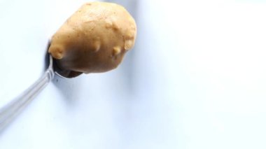 Bir kabın içindeki fıstık ezmesinin en üst görüntüsü