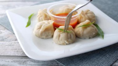 Tavuklu momo hamur köftesini tabağa koy. .