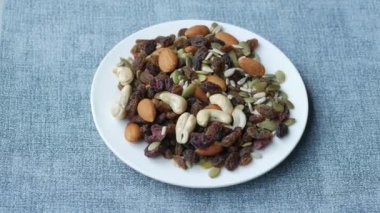  Bir kase karışık fındık..