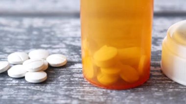  Pembe üzerine beyaz renkli tıbbi haplar dökülüyor. ,