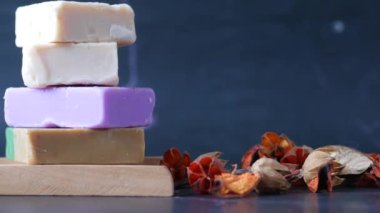 Siyah arka planda ev yapımı doğal sabun çubuğu .