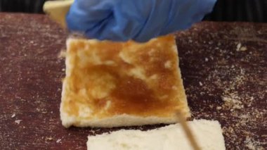 Tahtada kaya tostu hazırlıyorum. ,