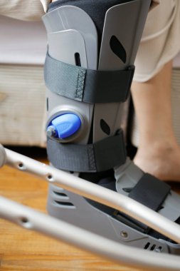 Kırık ayaklı, gri çizmeli, ayak bileklerinden yaralanmış, botu koruyan kadınlar.,