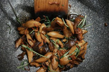 Pişirme tavasında mantar pişirme manzarası ,
