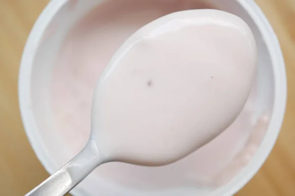 Świeże Jogurty Łyżce Zbliżenie — Zdjęcie stockowe