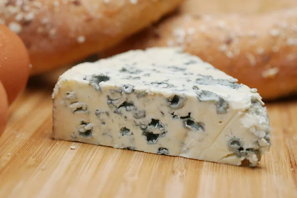 Dettaglio Colpo Formaggio Blu Sul Tavolo — Foto Stock