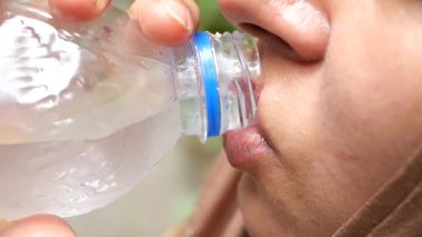 Ağır çekimde su içen kadınlar. ,