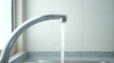 Musluktan akan su ağır çekimde .