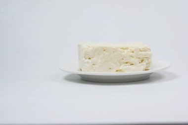 Beyaz arkaplanda taze peynir