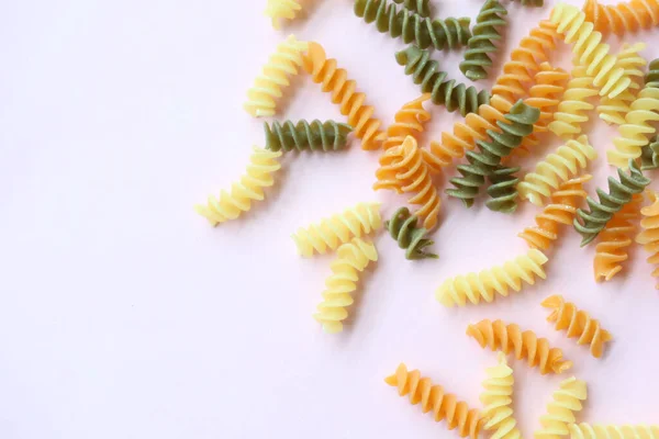 Derrame Fusilli Tricolore Orgánico Sobre Fondo Rosa — Foto de Stock