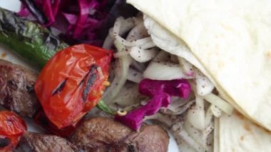 Seekh Kebap, ekmek ve sos tabakta. .