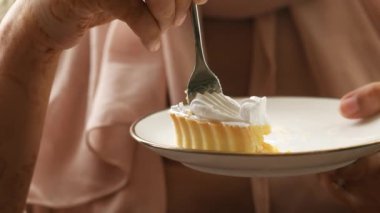 Kadınlar peynirli kek yiyor. .