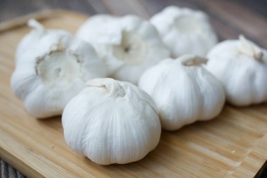 Beyaz arkaplanda pf sarımsağı kapat,,