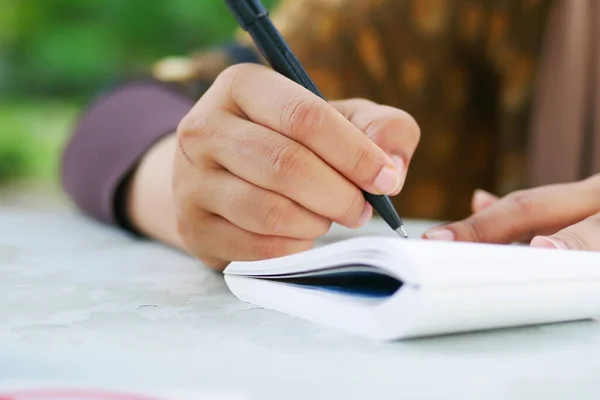 Gros Plan Des Femmes Écriture Main Sur Bloc Notes Photo De Stock