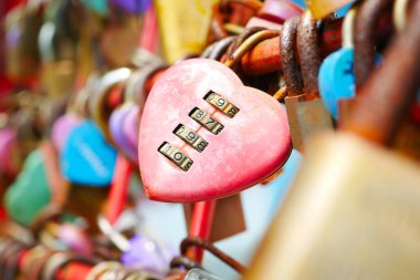 Pembe Kalp Şekli Asma Kilit ,