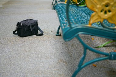 Kumsalda kayıp el çantası..