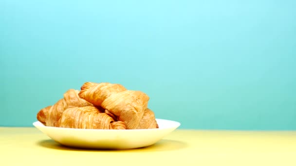 Boční Pohled Ruku Vybrat Čerstvý Pečený Croissant Desky Barevném Pozadí — Stock video