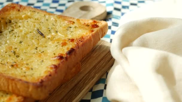 Roti Bawang Putih Atas Piring Atas Meja — Stok Video