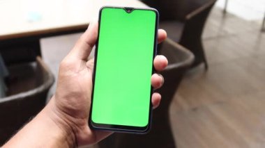 Akıllı telefon kullanarak genç adamın elini kapat.