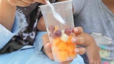 Beyaz tabakta bir dilim papaya.