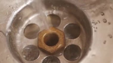 Musluktan akan su ağır çekimde .