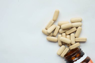 Beyaz arkaplanda C vitamini ilavesi ,