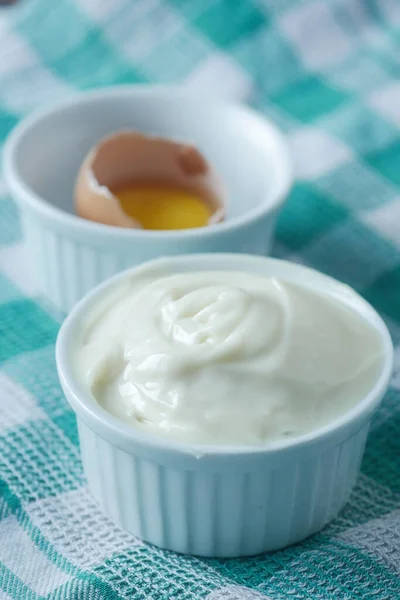 Crema Fresca Huevo Recipiente —  Fotos de Stock
