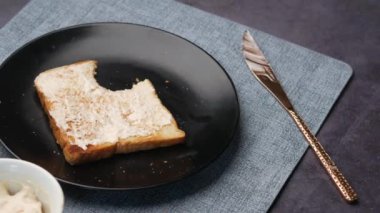 Masadaki konteynırda peynir kremi