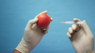 Doktorlar otururken yeşil elmayı tutuyorlar. ,